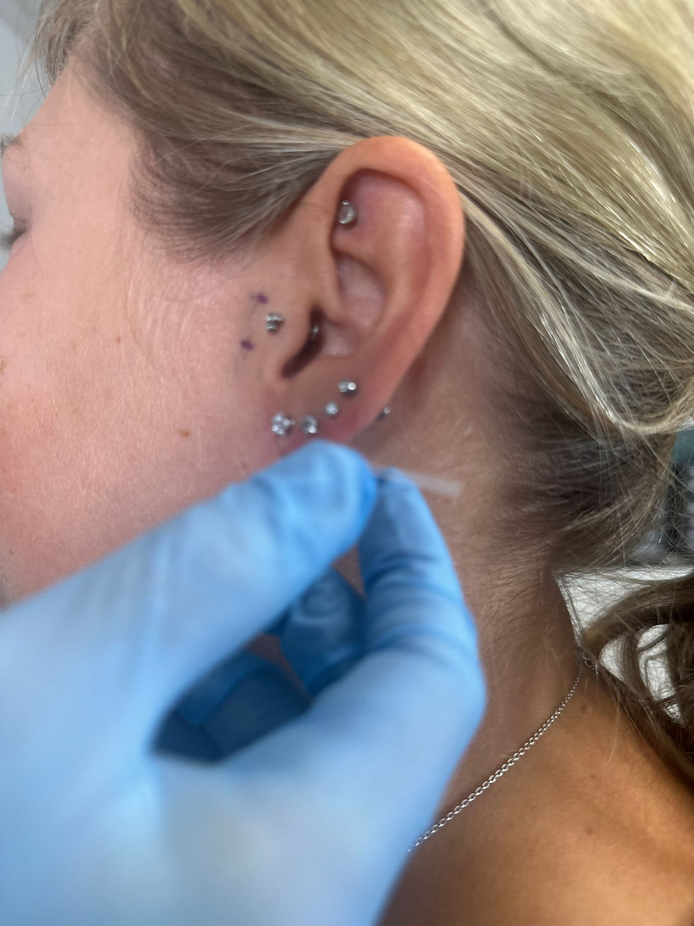 Nahaufnahme von Piercingwerkzeugen auf einem sterilen Tablett