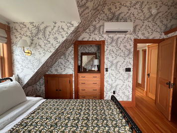 I - Upstairs Large Guest Room bed + built in