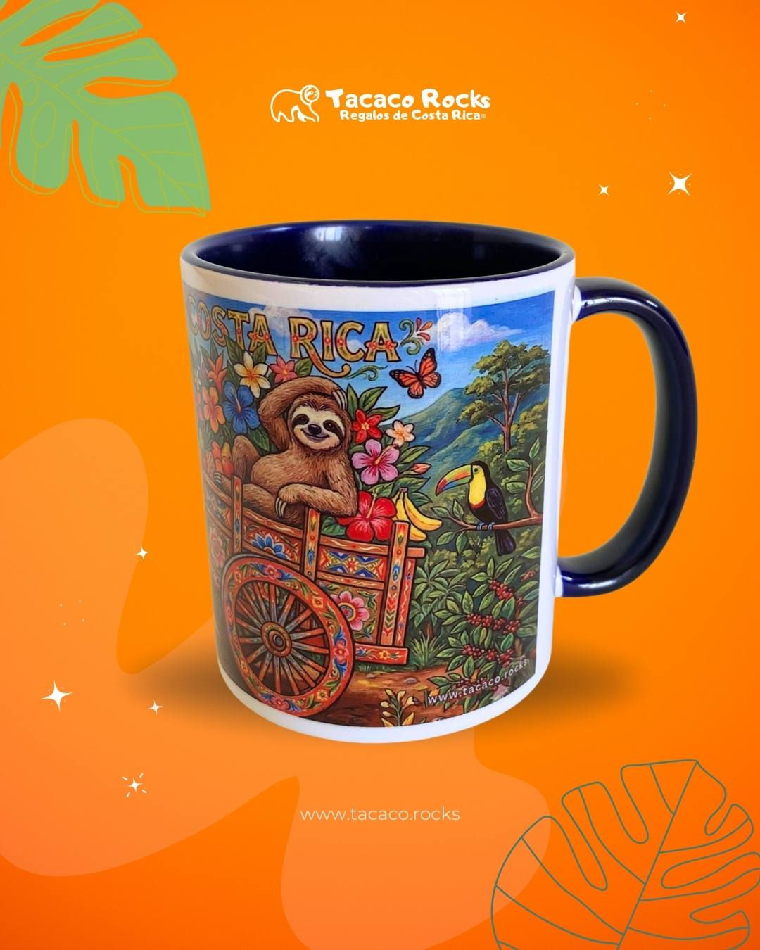 Taza de cerámica blanca con interior azul mostrando un perezoso sobre una carreta típica costarricense y la bandera de Costa