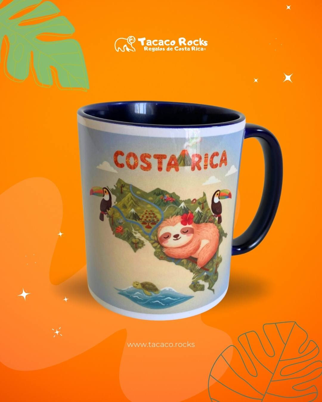 taza de cerámic mostrando una ilustración colorida del mapa de Costa Rica, un perezoso durmiendo, tucanes y un volcan