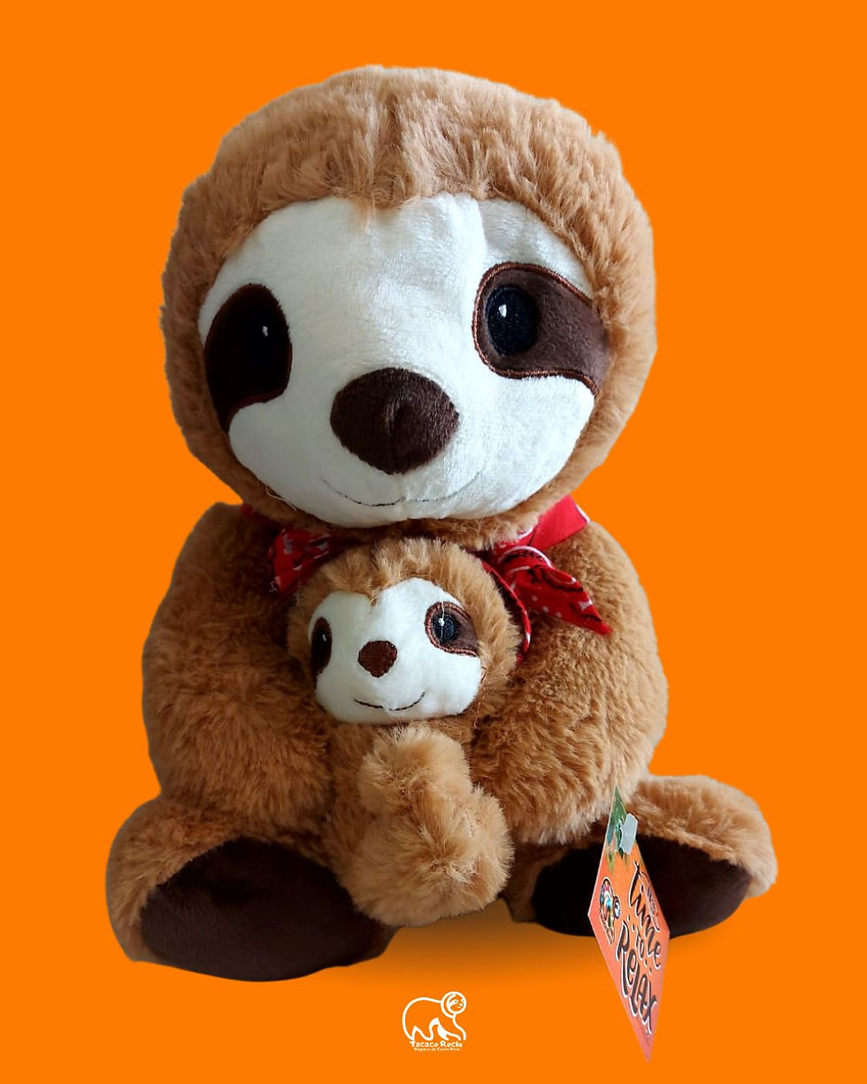 Peluche Oso Perezoso con Bebé y Pañuelo Típico – 30 cm