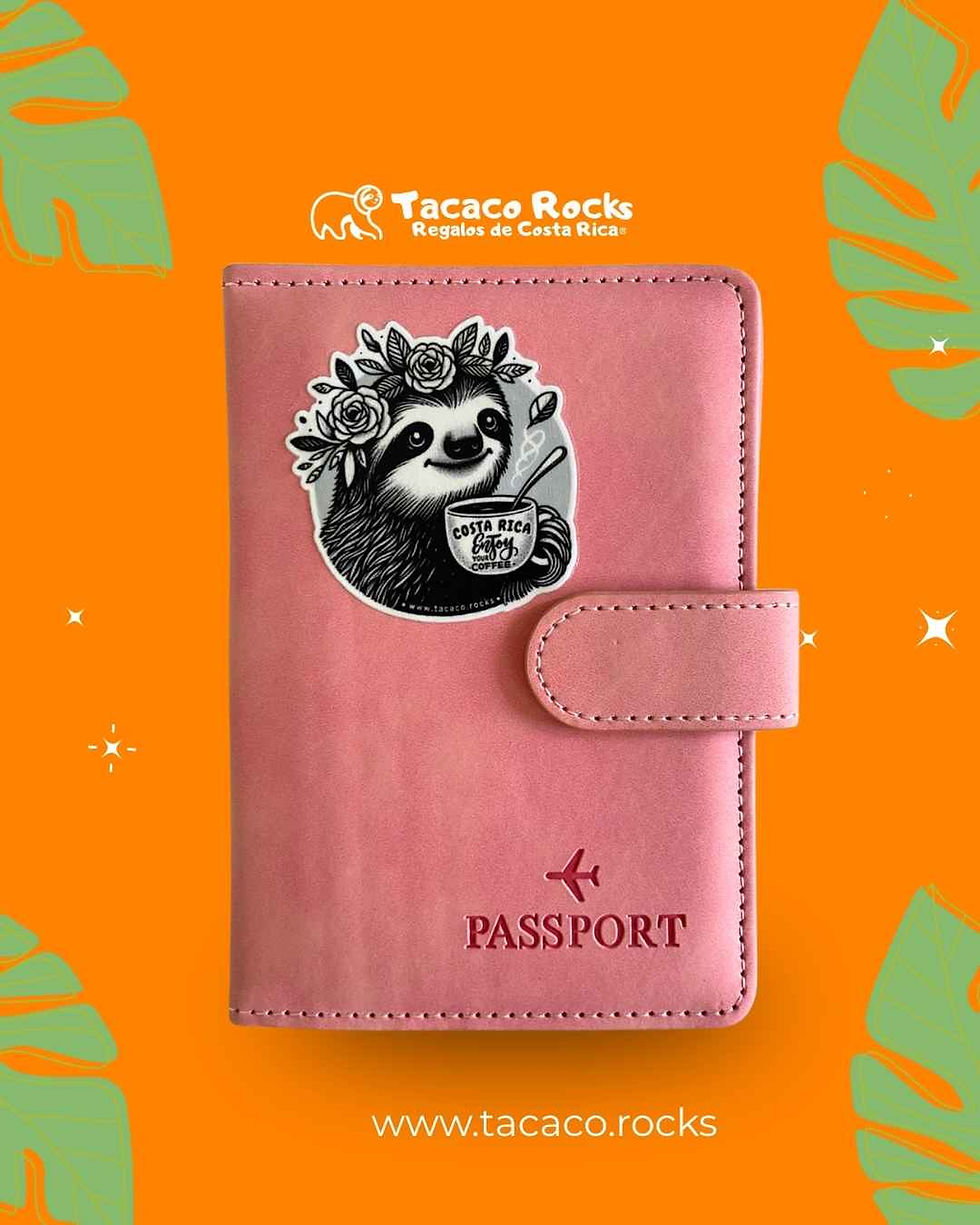vista frontal  Porta pasaporte rosado con diseño de perezoso