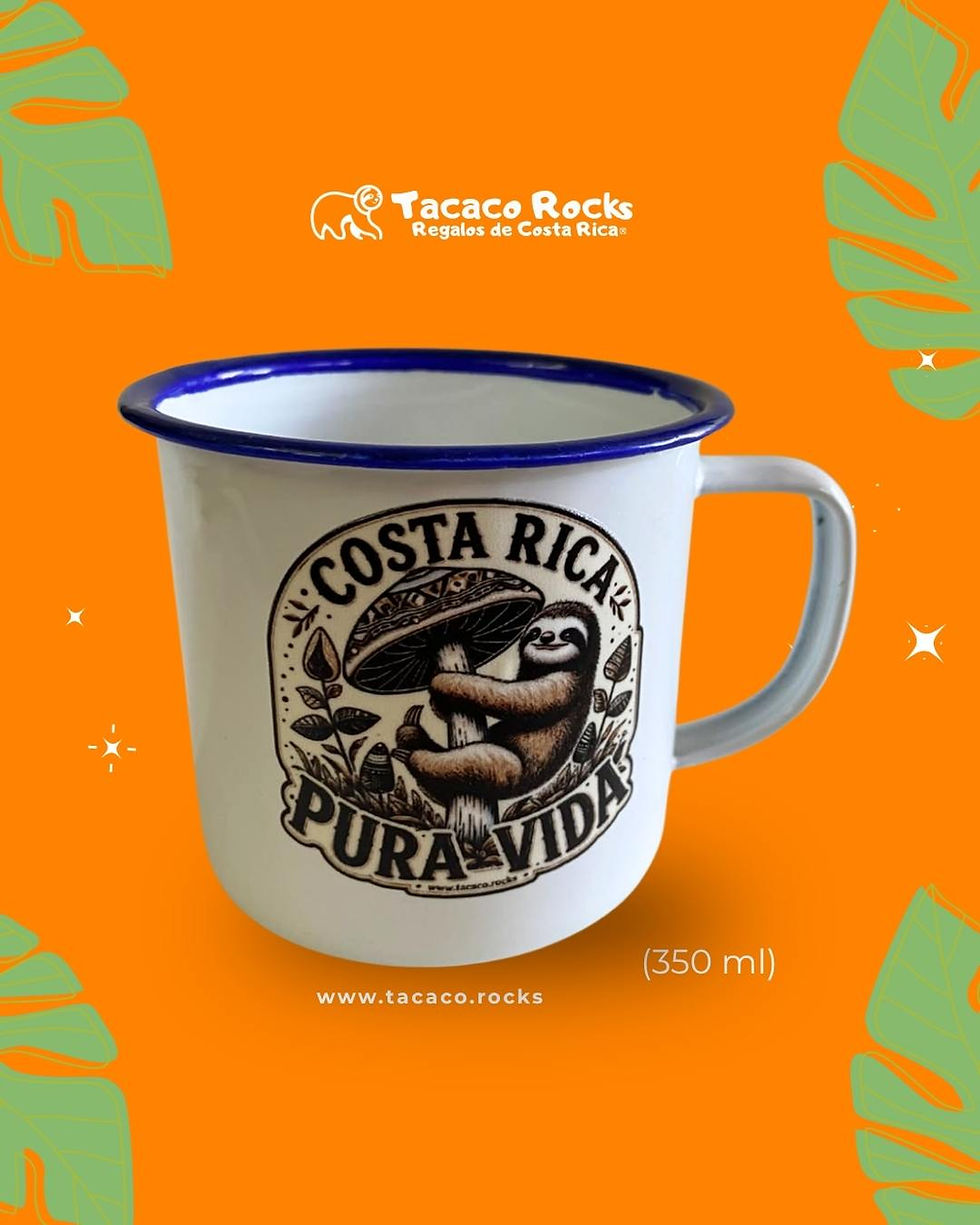 Taza de loza, hongo y oso perezoso