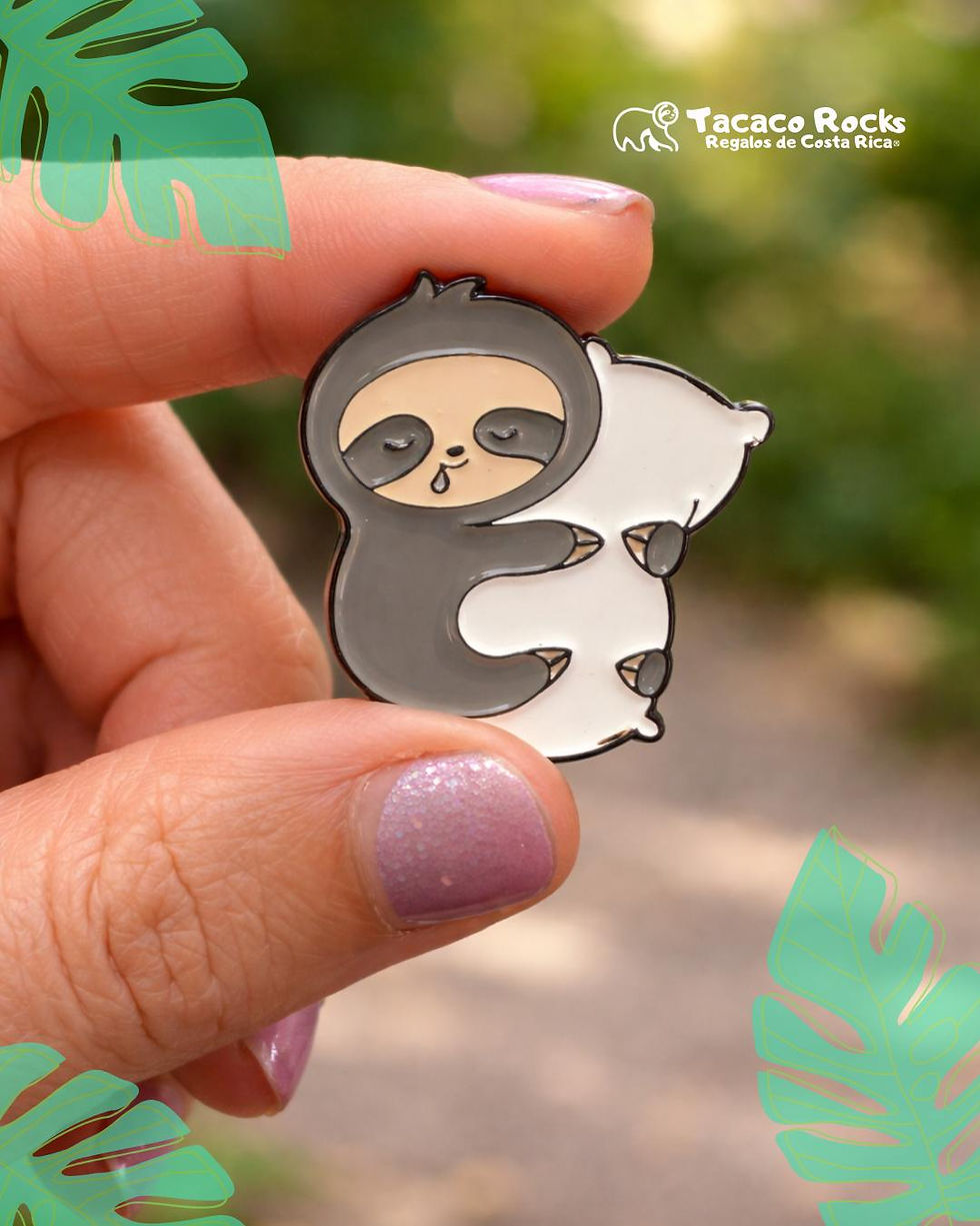 rendedor kawaii de perezoso abrazando almohada ideal para amantes de la naturaleza y accesorios únicos.