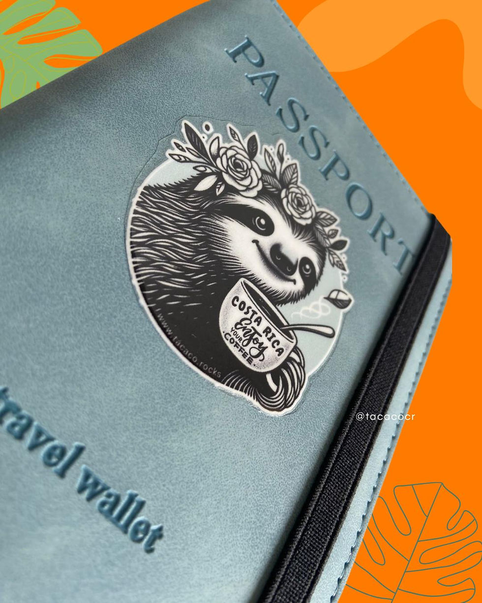 Thumbnail: detalle  de porta pasaporte de oso perezoso