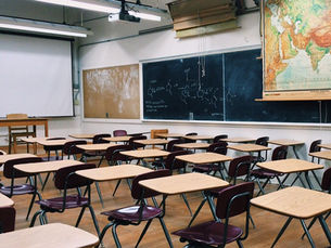 Un aula di scuola con banchi