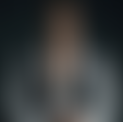 John Lockheart com a camisa aberta