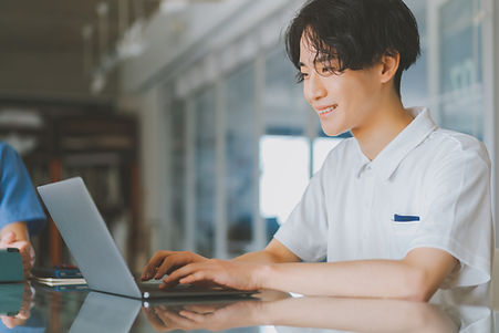 学生がパソコンに向かっている様子