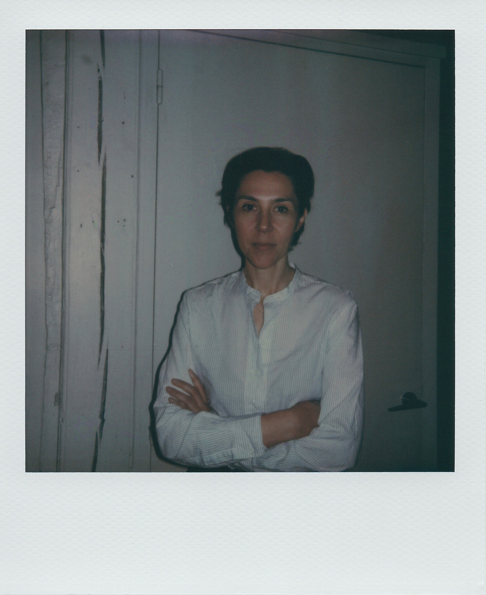 Portrait d'Iris de Moüy au Polaroïd