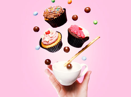 カップケーキ、ティーカップ、お菓子や手をフライング