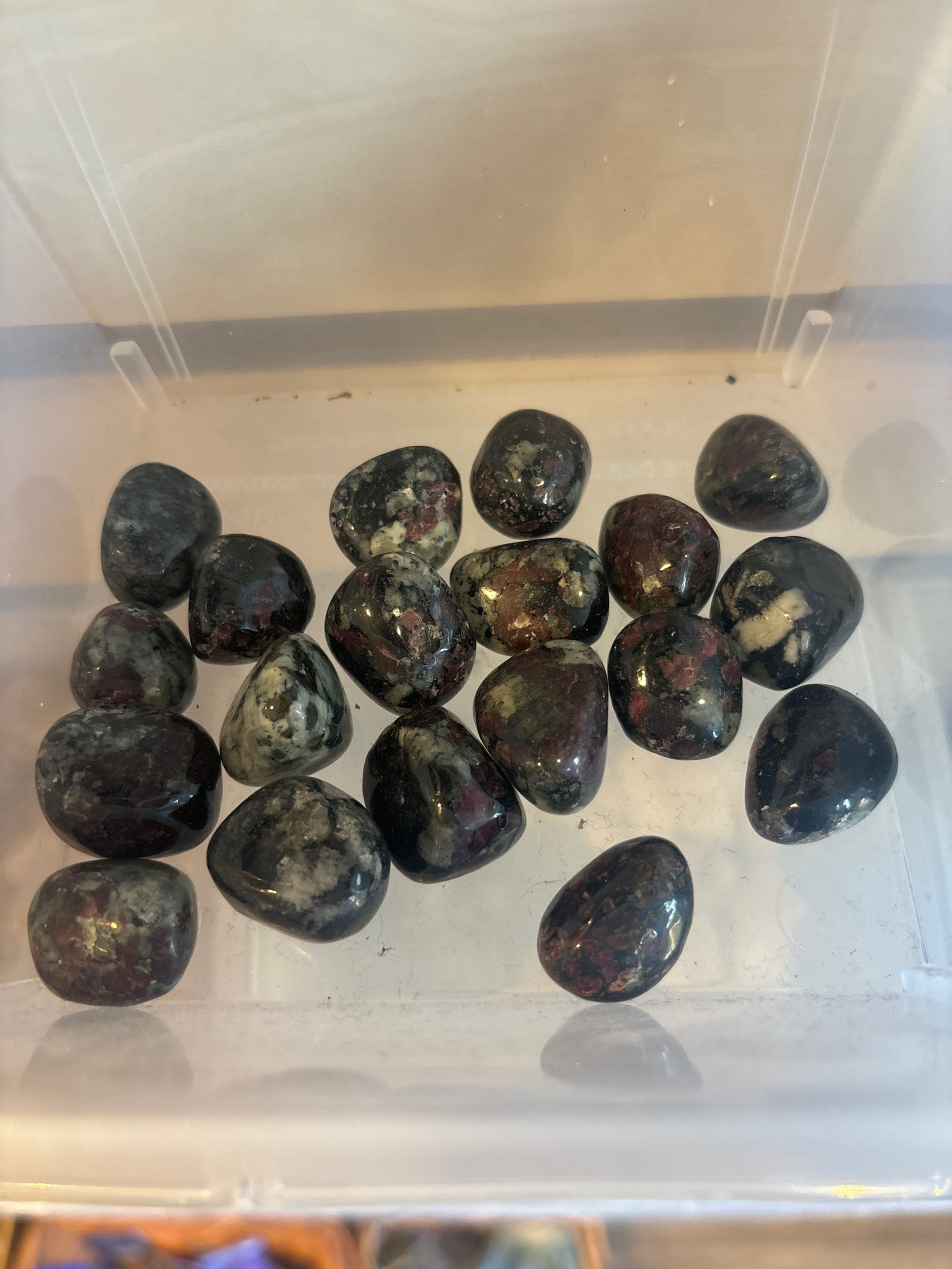 Crystal: Eudialyte tumbled