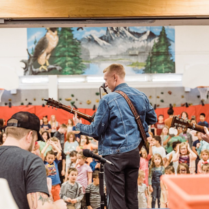 On April 24, Tyler Childers Donates Guitars to Phoenix Elementary Schools With Nonprofit Can’d Aid