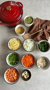 קעריות עם כל המצרכים ליד סיר