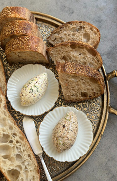 מגש לחמים עם חמאה מוקצפת מתובלת