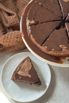 עוגת שוקולד חמה ליד פרוסת עוגה
