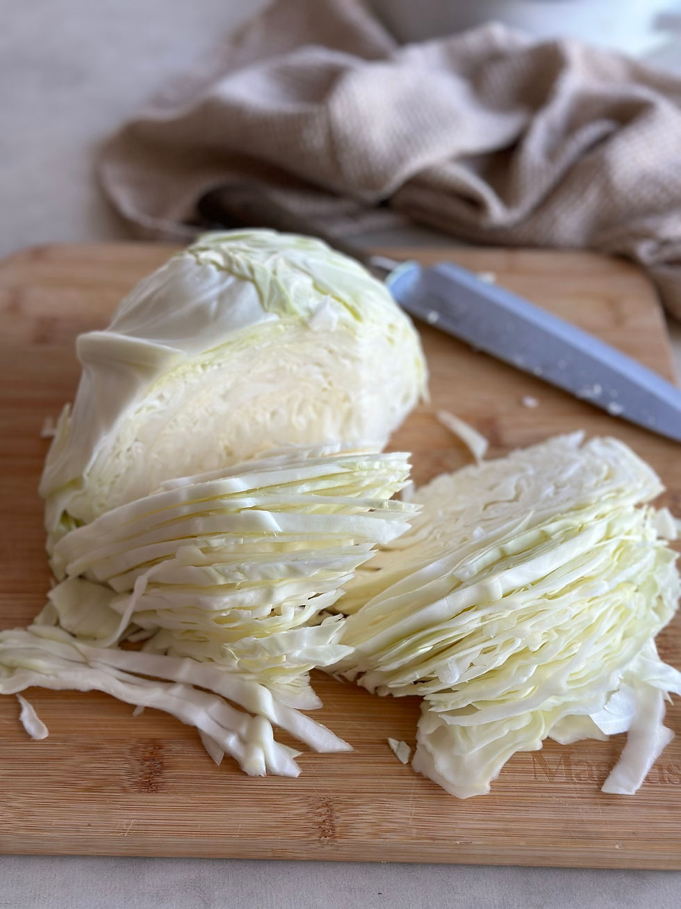 כרוב פרוס על קרש חיתוך