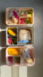 3 מאפים מבצק 1 בקופסאות בית ספר עם פירות