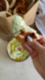 יד אוחזת מיני פרנה עם טחינה