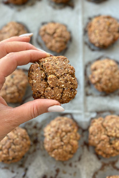 יד מחזיקה עוגית בריאות