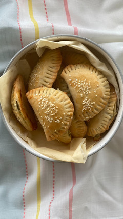 בורקיטס תרד וגבינות בקערה