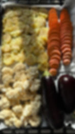 מגש לתנור עם בטטות פרוסות, תפוח אדמה מעוך, כרובית מחולקת לפרחים ושני חצילים שלמים