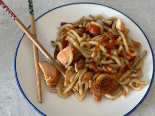 קוביות סלמון ונודלס בסיר אחד