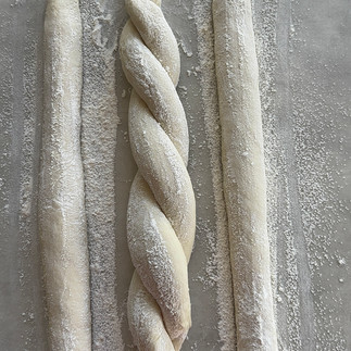 שתי רצועות וחלת בורג במרכז