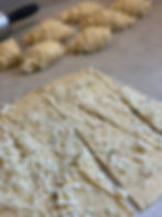 יריעת בצק מרוחה עם חמאת שום ותימין