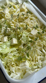 כרוב חתוך לפרוסות דקות ומעל קוביות חמאה וטימין