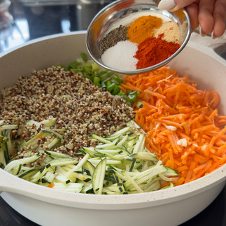 כל מצרכי התבשיל מסודרים בסיר לפני בישול