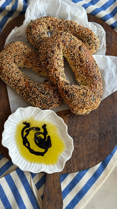 בייגלה ירושלמי מהיר על יד קערת שמן זית ובלסמי