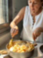 אמא שלי עם סיר אורז עם בצל גזר וחומוס