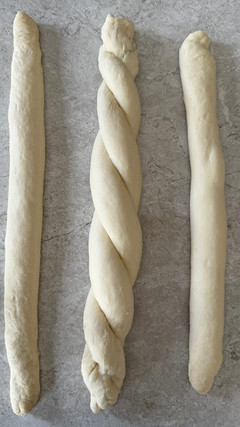 שתי רצועות בצק ואחת באמצע שקלועה לבורגד