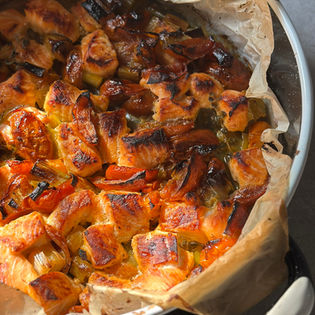 קוביות סלמון על מצע של כרישה ועגבניות שרי