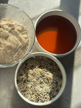 קערת מים עם סילאן קערת בצק וקערת שומשום וגרעינים