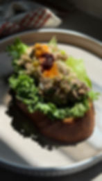 פרוסת לחם ביתי עם סלט טונה