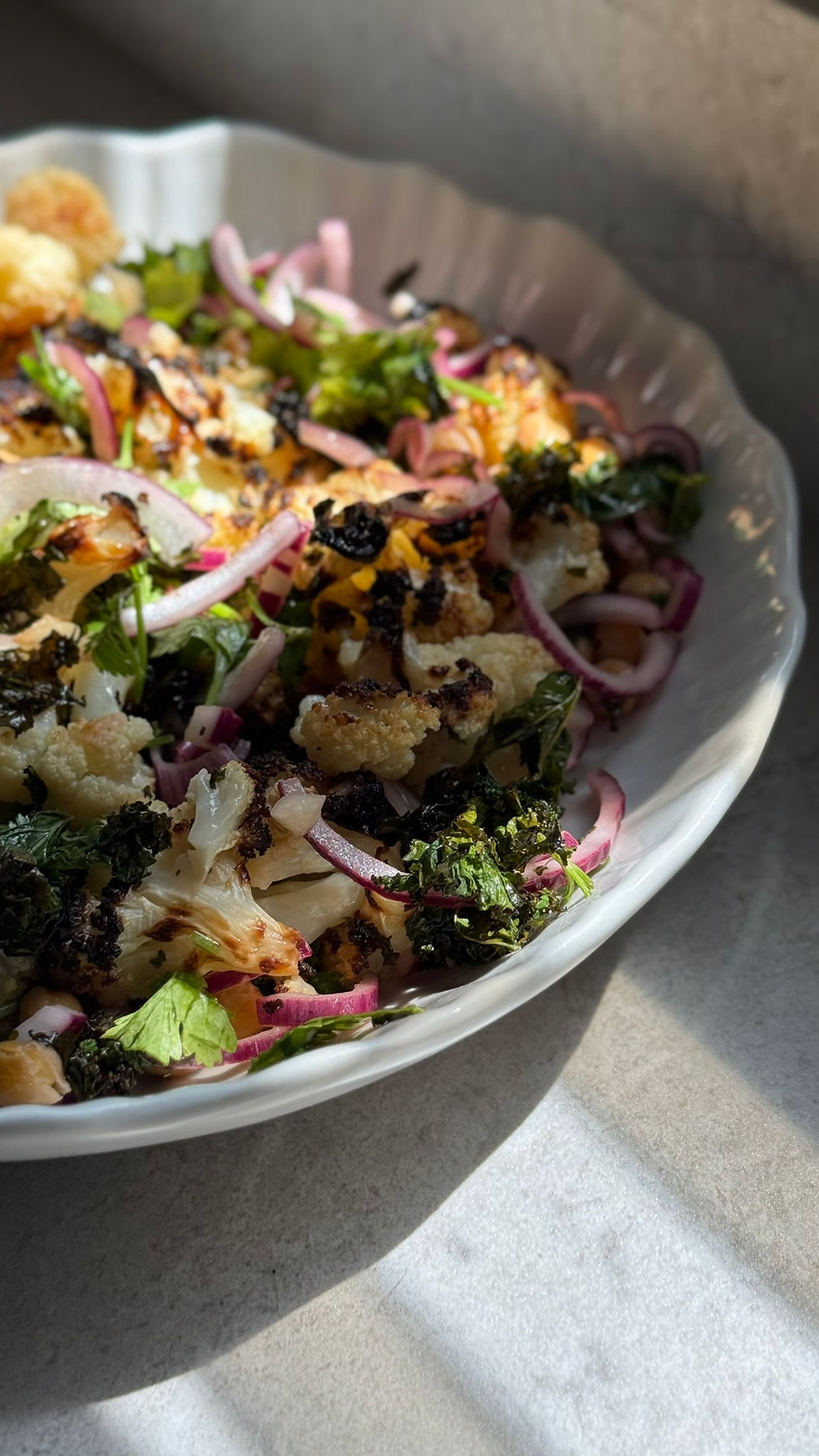 סלט קייל כרובית וחומוס