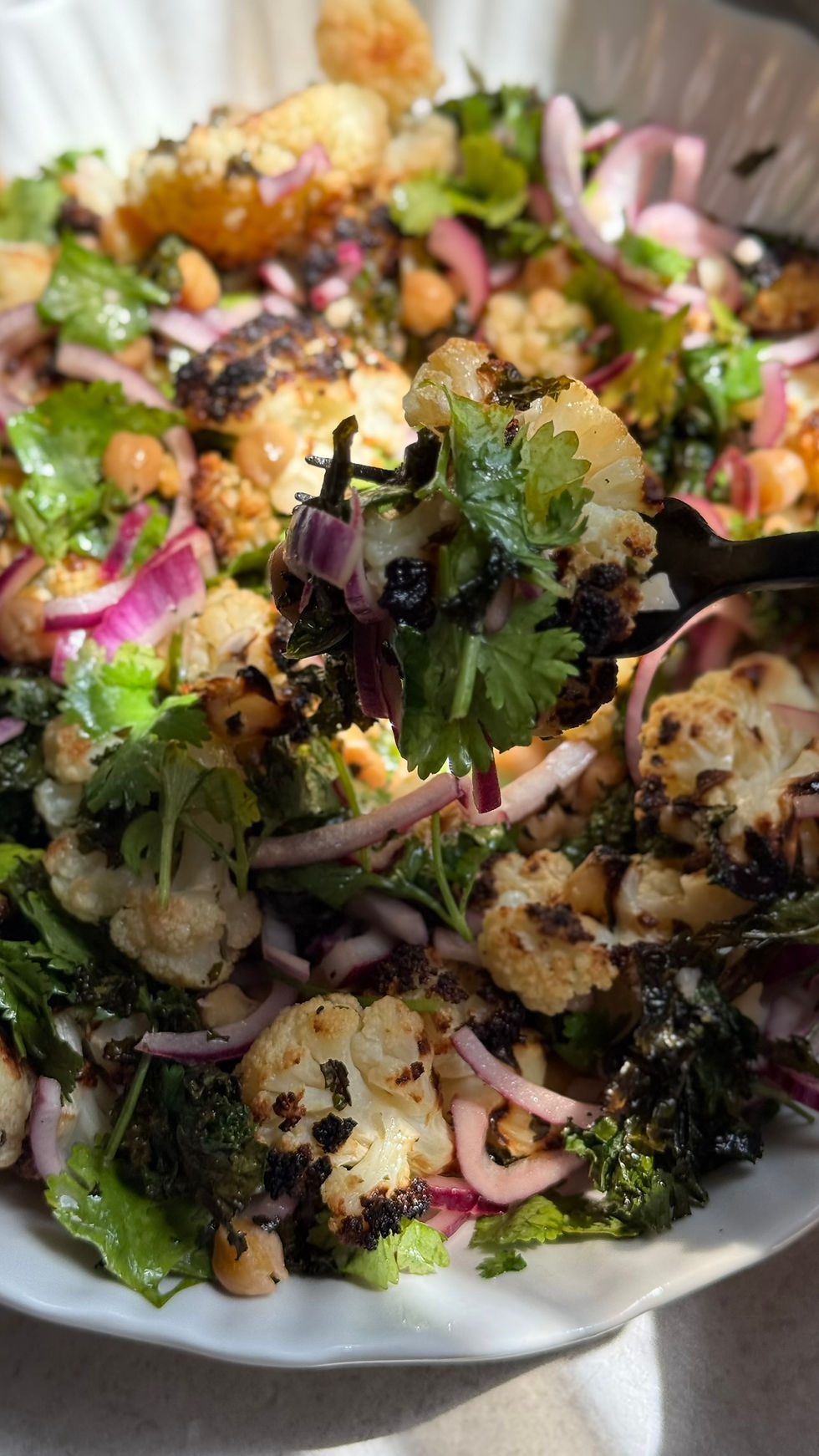 סלט קייל כרובית וחומוס