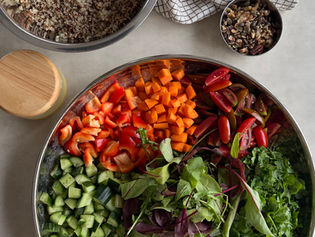 סלט ישראלי עם קינואה