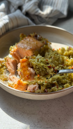 צלחת עם אורז וסלמון