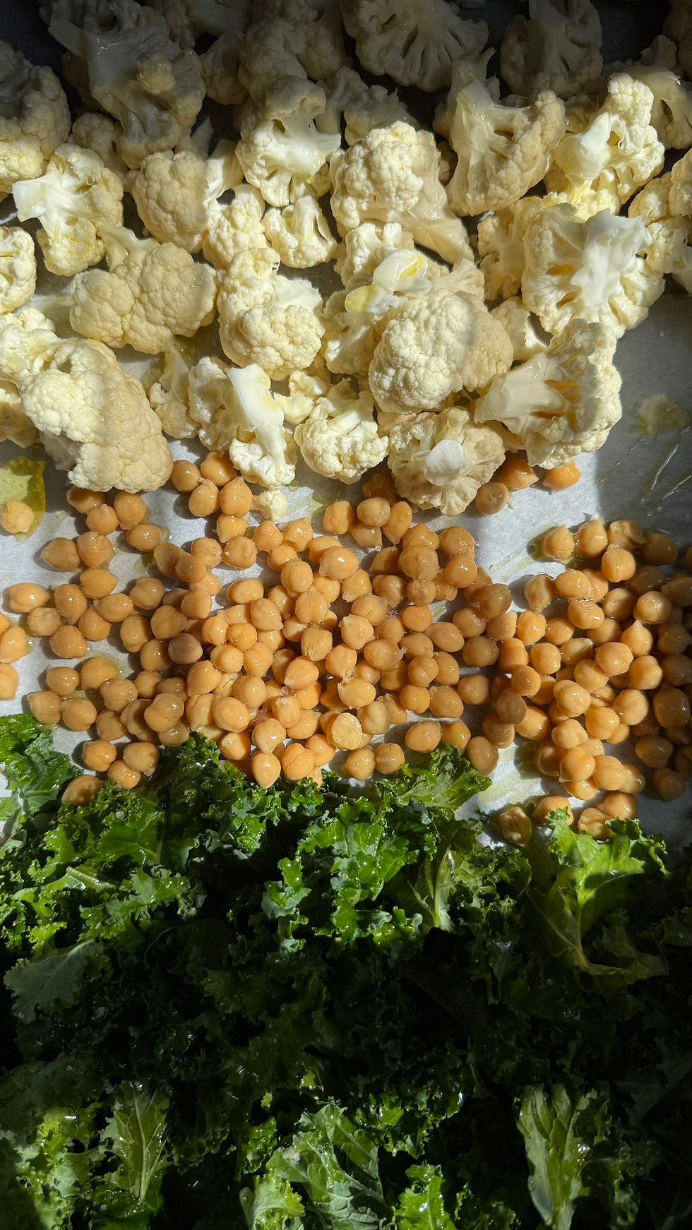 כרובית, חומוס וקייל בתבנית תנור