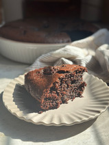 פרוסת עוגת גנאש שוקולד וקרם שקדים