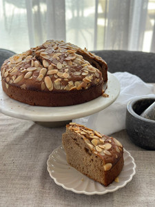 עוגת דבש ותבלינים עם פרוסת עוגה על יד