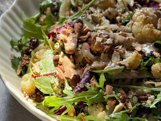 סלט של חורף עם כרובית וכרוב בתנור