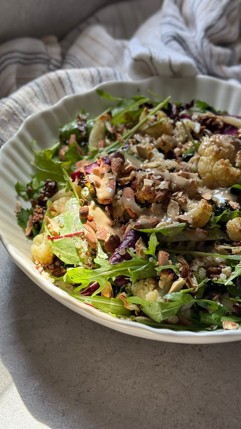 סלט של חורף עם כרובית וכרוב בתנור