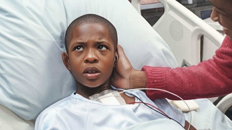 Justin Davidson yace en una cama de hospital mientras Gaye Anderson lo consuela.