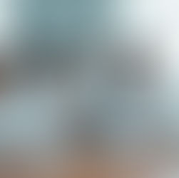 Científicos analizando los datos de ISM3830 en tabletas y microscopios, ilustrando el flujo de trabajo colaborativo que impulsa los avances modernos en el descubrimiento de fármacos con IA.