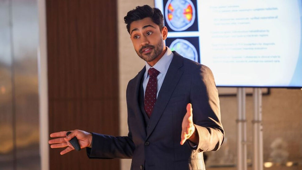 Manish Dayal como el Dr. Theo Rabari, presentando hallazgos médicos, un vistazo a su nuevo papel en Chicago Med Temporada 11.