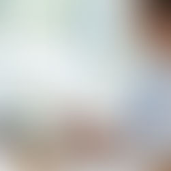 Un profesional de la salud analiza datos en una tableta y una calculadora, revisando gráficos y tablas relacionados con el aumento de los costos de atención médica, los medicamentos GLP-1 y los desafíos de asequibilidad.