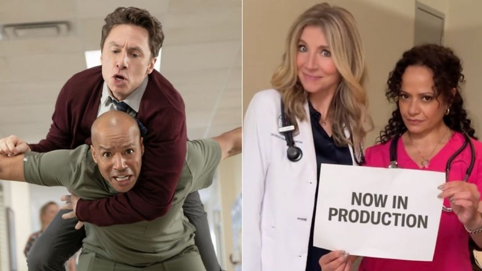 J.D. se monta en la espalda de Turk mientras Elliot y Carla muestran un cartel de Ahora en Producción, adelantando una nueva colaboración del elenco de Scrubs.